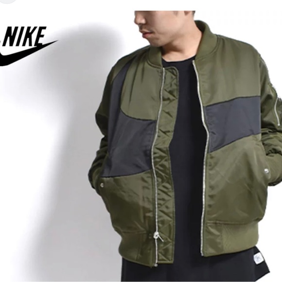 NIKE
SPORTSWEAR SWOOSH THERMA-FIT SYNTHETIC-FILL BOMBER - Picture 1 of 14